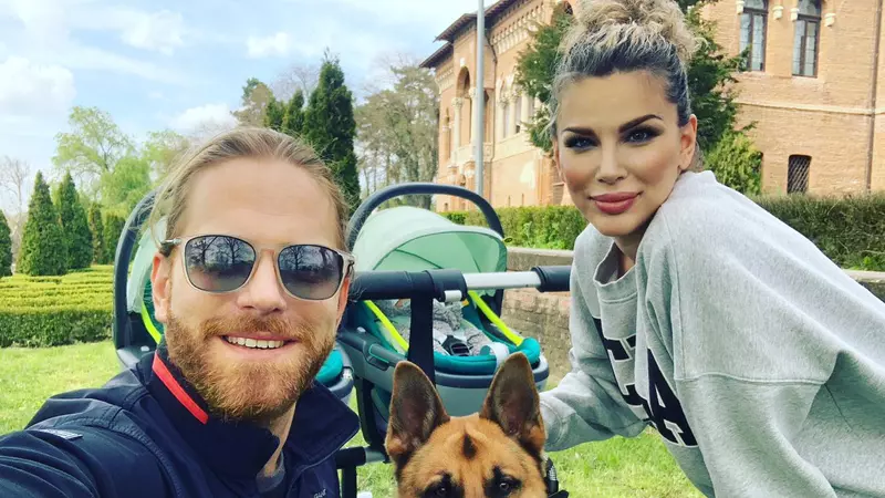 Alina Laufer, în vacanță cu bebelușii la nici 3 luni după ce a născut prematur: "Eu dorm cu gemenii în rulotă"