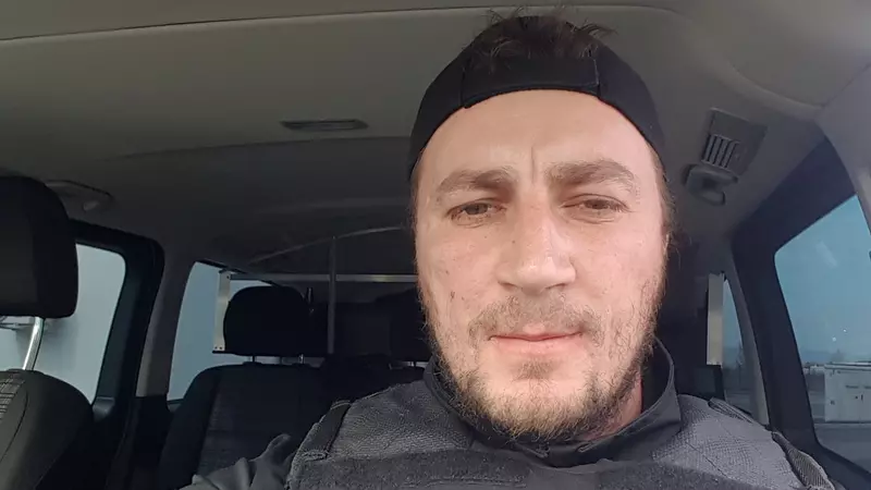 Cine este și cum arată soția lui Marian Godină, cel mai faimos polițist de pe internet