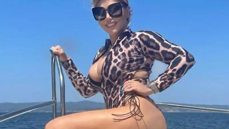 Vedete la plajă. Cum arată femeile din showbiz în costum de baie