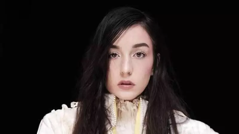 Cine este EMAA, tânăra care cântă alături de Carla’s Dreams