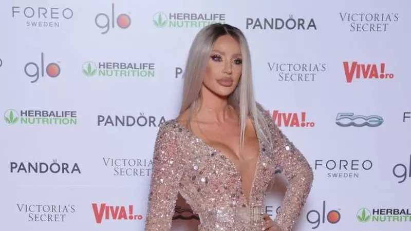 Bianca Drăgușanu a apărut cu un ochi roșu la petrecerea VIVA!. Care e motivul: "Nu e vorba despre nicio operație estetică"