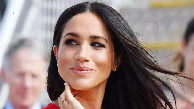 Meghan Markle a purtat bijuterii de 384.000 de dolari pentru o poză de copertă. Ce i-a deranjat pe fani