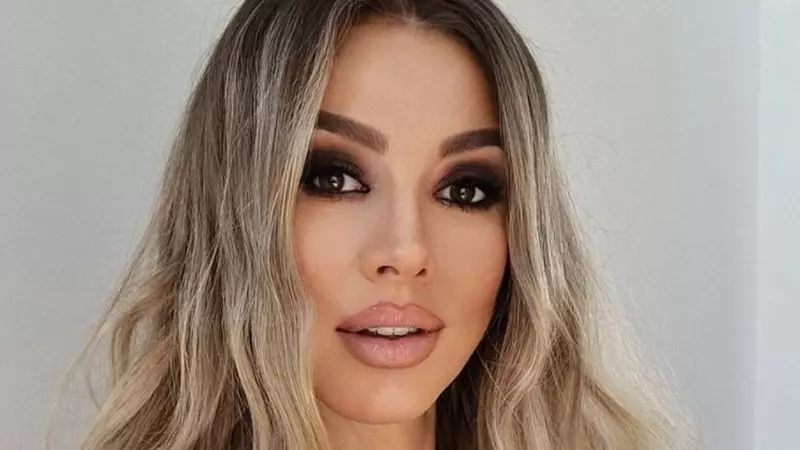 Claudia Neghină şi-a botezat fiica și a avut trei nașe. Imagini de la eveniment