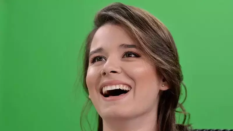 Kira Hagi îl face mândru pe tatăl ei. Picturile sale vor fi expuse pe Coasta de Azur