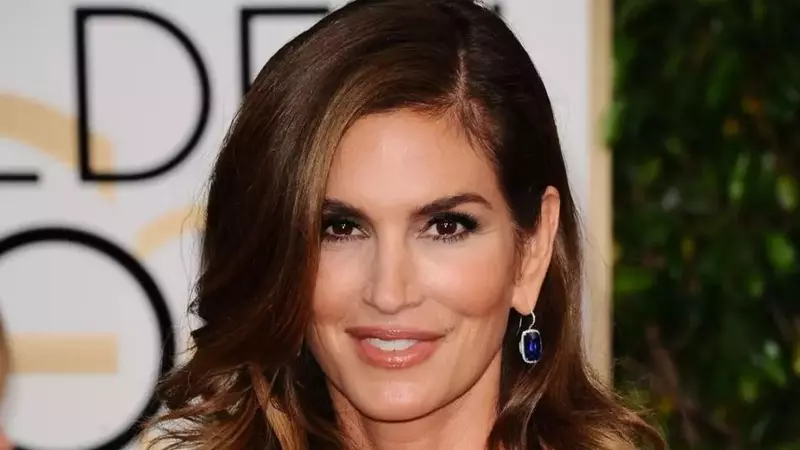 Cum arată Cindy Crawford fără machiaj, la 55 de ani