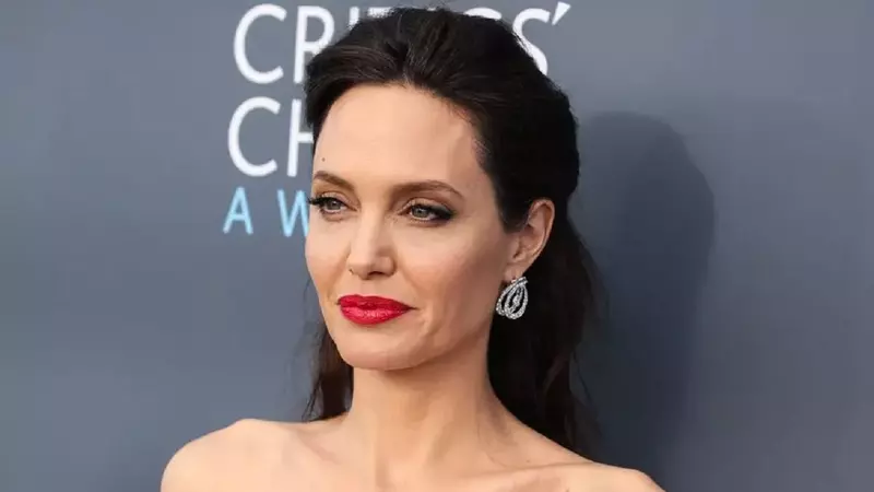 Gafa monumentală a stiliştilor Angelinei Jolie. Extensiile i-au stricat apariția de pe covorul roșu