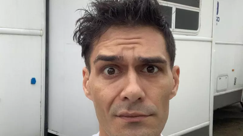 George Burcea a scris un roman împotriva violenței domestice, dar a instigat la violență împotriva femeilor, pe Internet: "Vă doresc să vă ia la palme, cu mese, cu scaune. Bărbați, bateți-le". Editura a retras cartea de pe piață