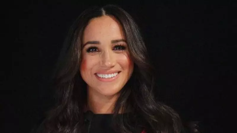 Meghan Markle, apariție spectaculoasă pe covorul roșu! A purtat o rochie cu decolteu adânc