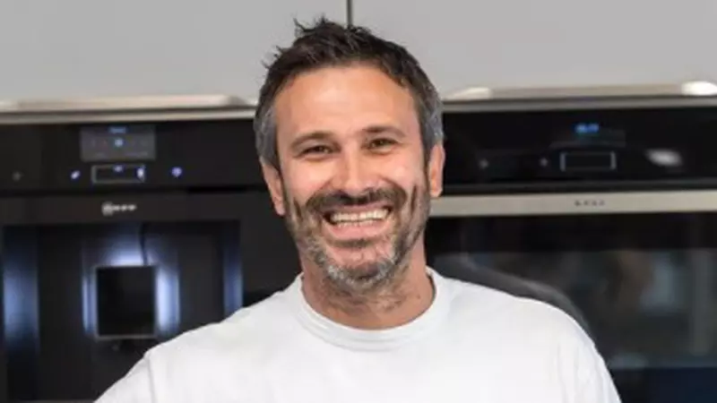 Chef Nicolai Tand, la volanul unei mașini Dacia 1300. Cum a fost surprins bucătarul