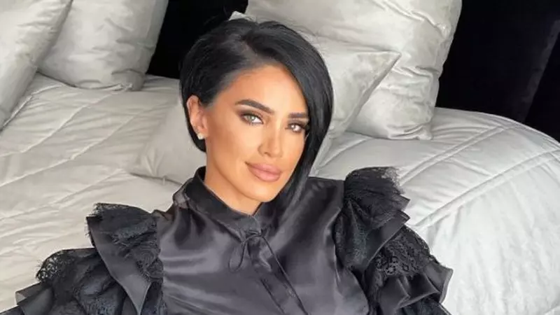 Adelina Pestrițu și-a împodobit bradul cu decorațiuni atipice: ciori și flori negre. Val de reacții pe Instagram