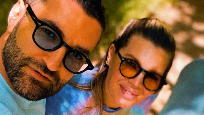 Smiley și Gina Pistol, sărut pasional într-un magazin: „Ne cam ia valul”. Imagini intime cu cei doi