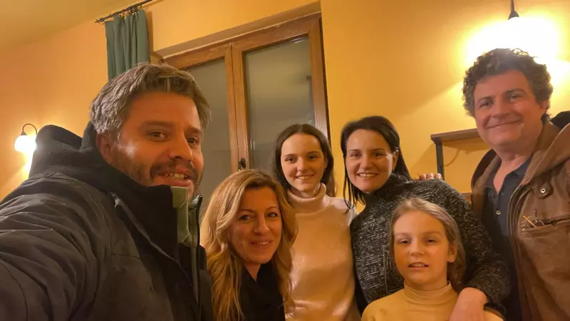 Mihai Călin a găzduit o familie de ucraineni, veniți în România doar cu hainele de pe ei: „Înainte, au dormit timp de șase zile în baie”