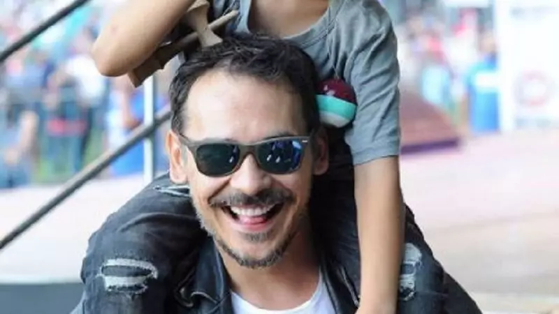 Cum arată Tudor, fiul lui Răzvan Simion, la 13 ani. Îi seamănă mult tatălui său