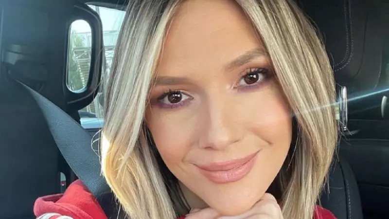 Ce are Adela Popescu în geantă. Prezentatoarea TV, dată de gol de colegii de platou: „Vai de capul meu!”