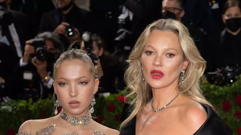 Fiica lui Kate Moss, apariție pe covorul roșu cu pompa de insulină la vedere. La 19 ani, Lila are diabet de tip I