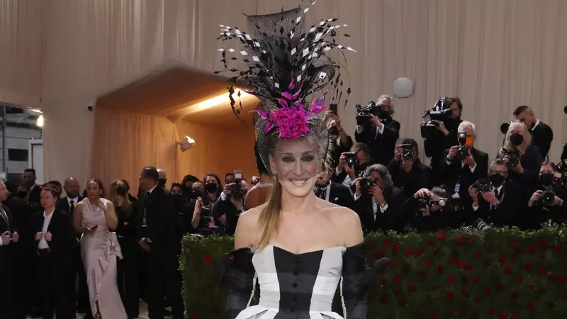 Met Gala 2022. Vedetele s-au întrecut în ținute spectaculoase