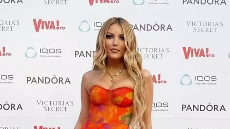 Elena Gheorghe, cea mai colorată apariție de la petrecerea VIVA! Ce rochie spectaculoasă a purtat