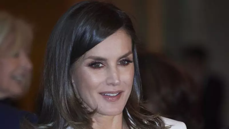 Regina Letizia a Spaniei, apariție fabuloasă într-o rochie albă, semitransparentă, de 96 de dolari