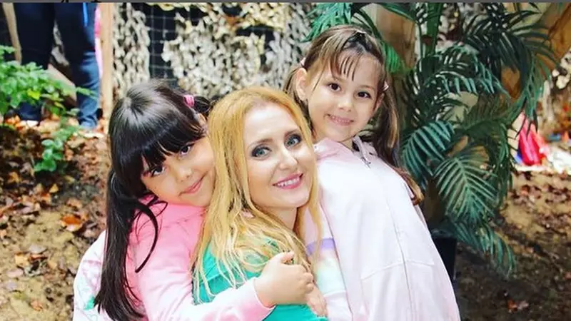 Aflată în plin divorț, Alina Sorescu își ia fetițele cu ea la concerte: "Le place să vină cu mami"