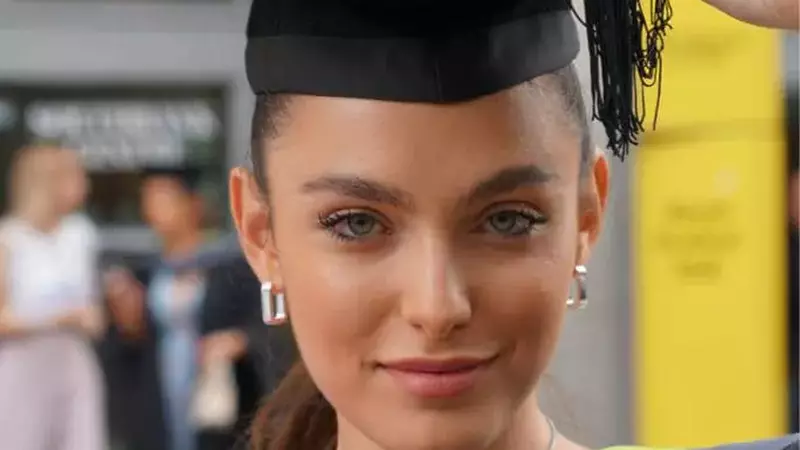 Alexia Eram a absolvit facultatea în Marea Britanie. Părinții și fratele i-au fost alături: "Suntem foarte mândri de tine"