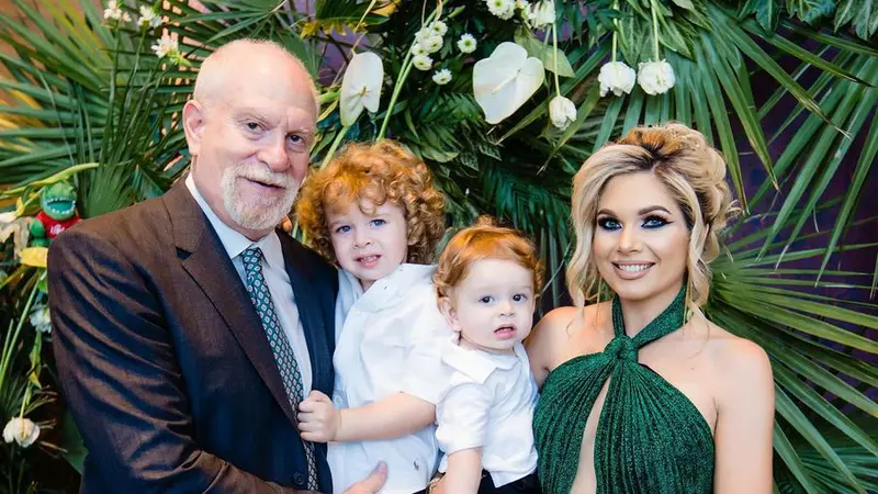 Milionarul american Bradford Hill și soția lui și-au botezat fiul cel mic în România. Iasmina a atras toate privirile la petrecere