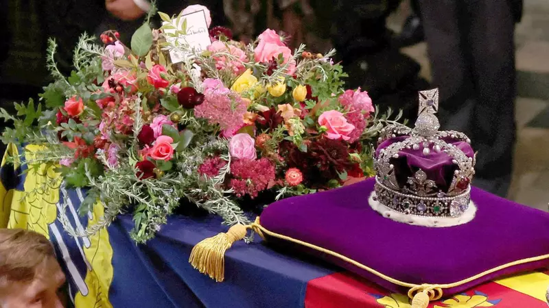 Ce obiect a pus Regele Charles al III-lea pe sicriul Reginei Elisabeta a II-a. Imaginile surprinse în timpul înmormântării