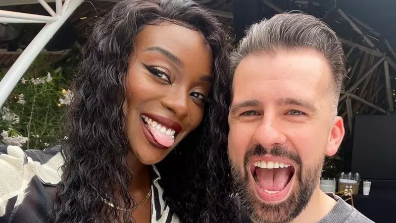 Cum își împart averea Florin Ristei și Naomi Hedman: "Banii ei sunt și banii mei". Ce spune cântărețul despre salariul de la Antena 1 și cu ce se ocupă iubita lui