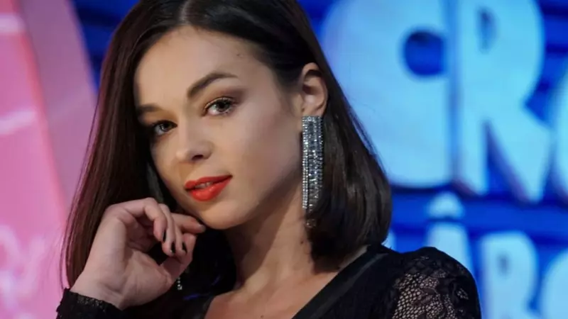 Cu cine se iubește Ioana Petric. Prezentatoarea de la Cronica Cârcotașilor are o relație la distanță: "Ne știm de când eram mici"