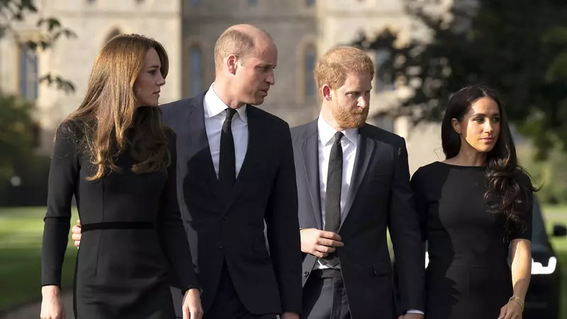 Prinții William și Harry, 45 de minute de negocieri înainte de a ieși cu soțiile lor să salute mulțimea de la Windsor, după moartea Reginei