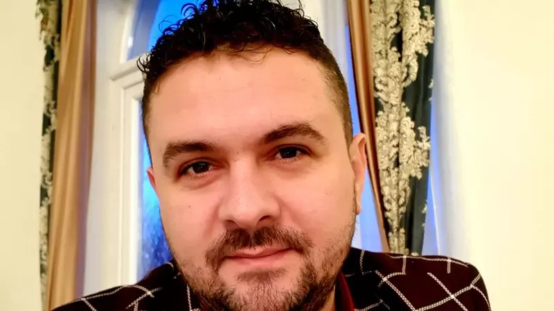 Drama cântărețului Iulian Popovici. Își caută frații gemeni, iar la 35 de ani și-a revăzut sora pierdută: "Nu a fost o viață ușoară"