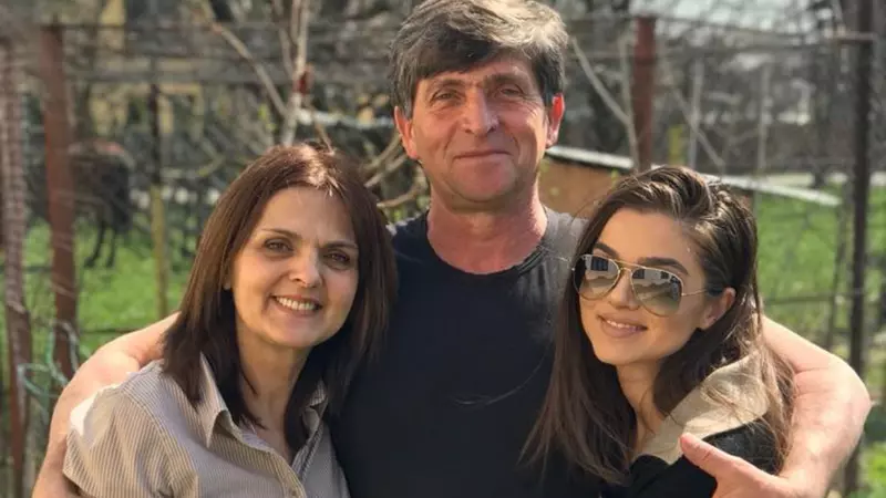 Ce sacrificii au făcut părinții lui Theo Rose ca să își crească cei trei copii: "Cu împrumuturi bancare, cu de toate"