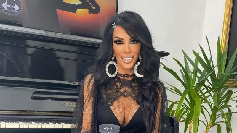 Raluca Bădulescu, mai slabă ca niciodată. S-a îmbrăcat în fustă scurtă și a încins spiritele pe Internet