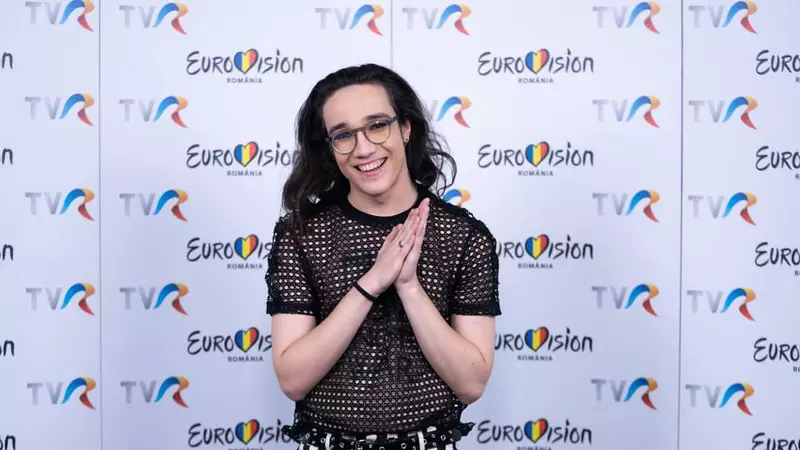 Theodor Andrei, reprezentantul României la Eurovision, poartă accesorii cumpărate de la reducere: „Nu am niciun motiv să mă ascund, nu cred în etichete” / EXCLUSIV