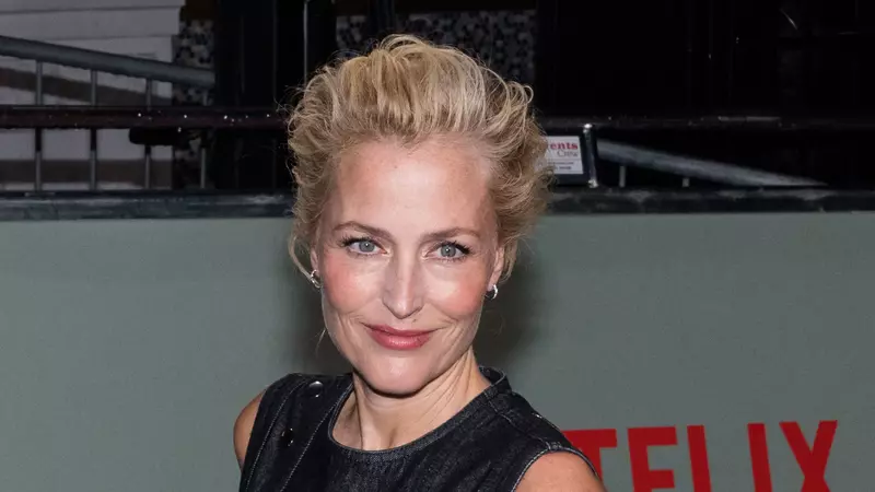 "Ca femei, știm că sexul înseamnă mai mult decât sex". De ce le cere Gillian Anderson femeilor să-i trimită scrisori cu fanteziile lor sexuale