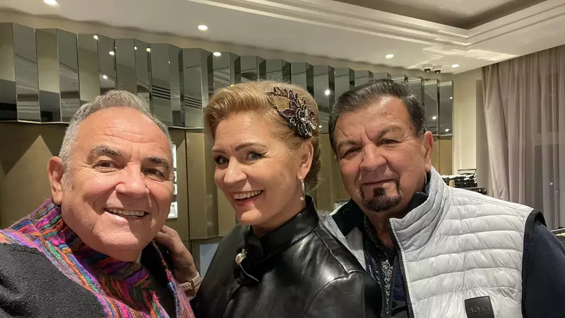 George Rotaru s-a fotografiat cu mașina regretatei lui iubite, Naarghita: ”Cu ea am făcut numeroase turnee prin țară...” Unde a găsit celebrul autoturism /EXCLUSIV