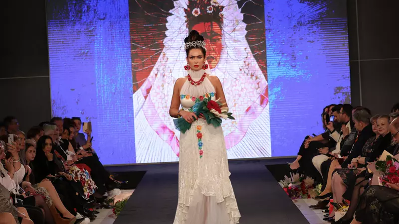 Nicoleta Luciu face furori pe podium și la 42 de ani. A interpretat-o pe Frida Kahlo la prezentarea de modă semnată Liza Panait