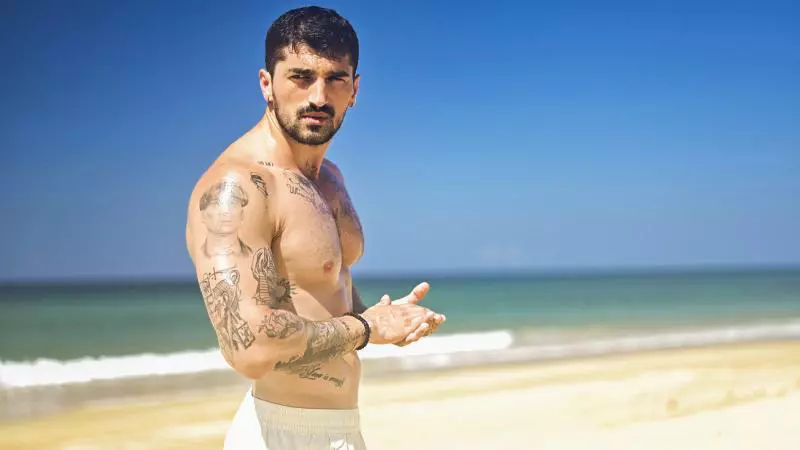 Cine este ispita Tudor Vicovan, de la "Insula iubirii". Stripperul scrie poezii