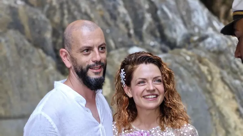 Victoria Răileanu s-a căsătorit cu Adrian Ștefănescu în Grecia, pe o barcă, în mijlocul mării.  Actrița a avut rochie de mireasă cu paiete și buchet de hortensii, iar apoi a sărit în apă