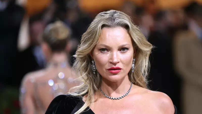 Cum arată Kate Moss la 49 de ani. Dependența de droguri și de alcool și-a pus amprenta pe chipul fostului supermodel
