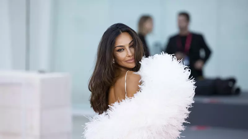 Mădălina Ghenea a făcut furori pe covorul roșu la Festivalul de la Veneția. Mesaj pentru iubitul ei, Grigori Dimitrov: "Zâmbesc pentru că..."