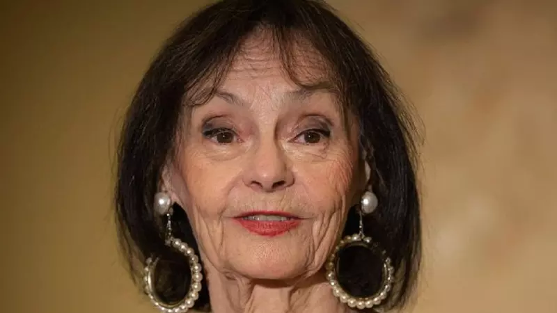 Marina Voica a împlinit 87 de ani: „Cum am petrecut? Cu telefonul în mână și...”. Artista cântărește 39 de kilograme și abia a reușit să țină trofeul câștigat la Festivalul Mamaia / EXCLUSIV