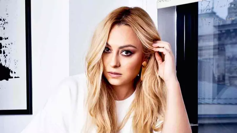 Cum arată și cu ce se ocupă Andreea Grămoșteanu, din serialul Mondenii, după ce s-a retras din lumina reflectoarelor. E căsătorită, are un fiu de 5 ani și joacă în piese de teatru