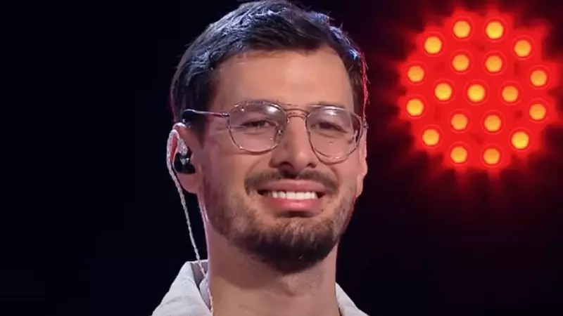 Cine este Alex Maxim de la Vocea României 2023. A început să cânte la evenimente de la 12 ani, alături de tatăl său