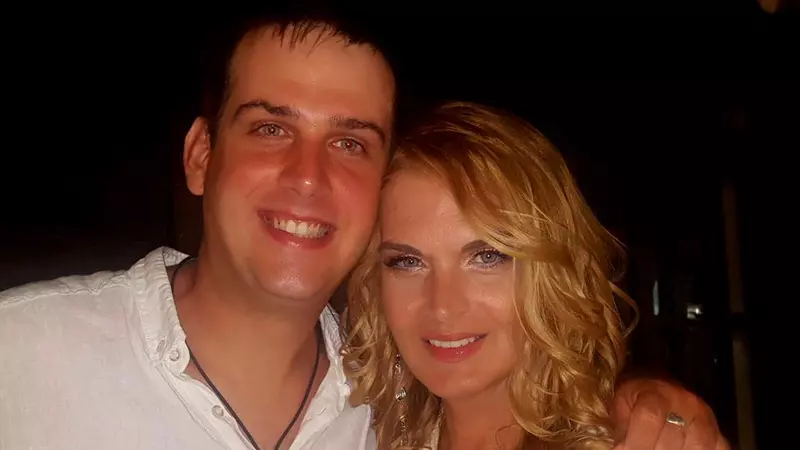 Ce greutăți întâmpină Manuela Hărăbor ca mamă a unui copil bolnav de autism, în România: „Marginalizat, nu te acceptă nimeni. Am ajuns să îi schimb medicația de vreo doi ani, pe banii mei”