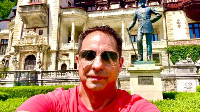 Dan Negru, revoltat de prețurile mari de la Castelul Peleș: „Dacă tot încasezi mai mult decât la Versailles, măcar gardul repară-l. Dacă nu ții de mână copiii, i-ai pierdut în prăpastie”