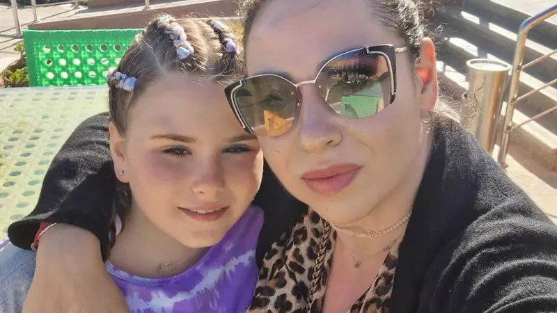 Ce se întâmplă cu Isa, fiica Oanei Roman și a lui Marius Elisei, după despărțirea părinților: "Îmi vorbea despre ură, care la ea e, de fapt, o frustrare, o neputință de a înțelege abandonul de părinte"