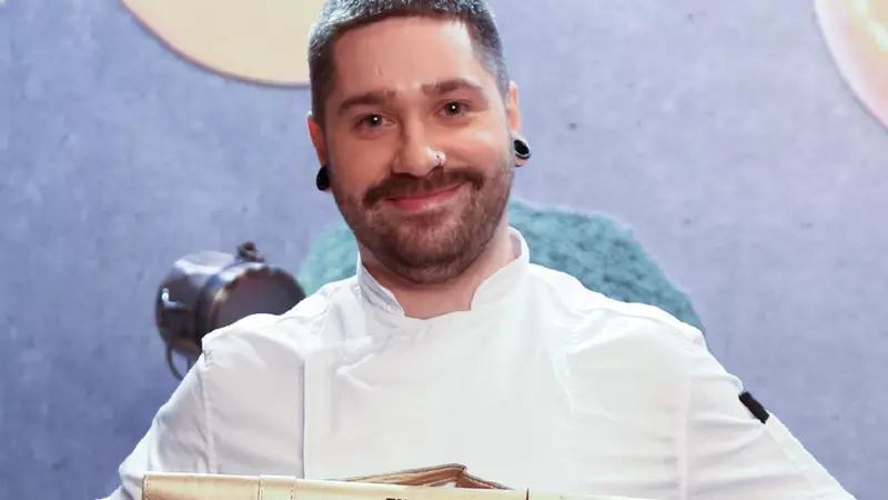 Cine este Alexandru Săbădeanu, cuțitul de aur al lui Orlando Zaharia, la Chefi la cuțite. Lucrează ca bucătar și patiser: „Am început să gătesc în timpul facultății”