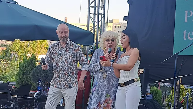 Corina Chiriac, pe scenă cu Mihai Mitoșeru și Andreea Mantea. Ce i-a pus artista să facă și de ce a plâns prezentatoarea tv: ”Să-ți trăiască băiețelul. E un cântec frumos, de dragoste pentru mamă...”/ EXCLUSIV