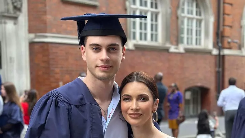 Andreea Berecleanu, o mamă mândră la festivitatea de absolvire a fiului ei, la Londra: "Emoția familiei noastre...". Sora, bunica, dar și soțul Andreei, doctorul Constantin Stan, i-au fost alături lui Petru / Imagini emoționante