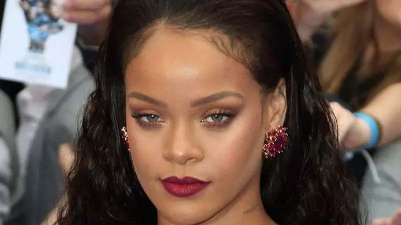 Cum arată Rihanna fără perucă și extensii. Părul natural al artistei este superb